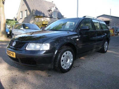 Volkswagen Passat 1.9 TDI Highline 81 kw met oa half leer