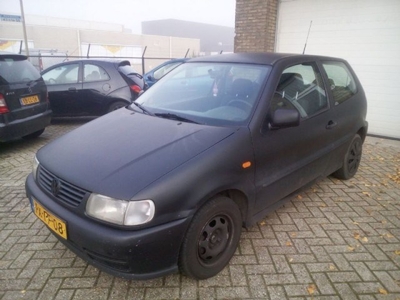 Volkswagen Polo 1.4 MATT ZWART! Nette auto! (bj 1997)