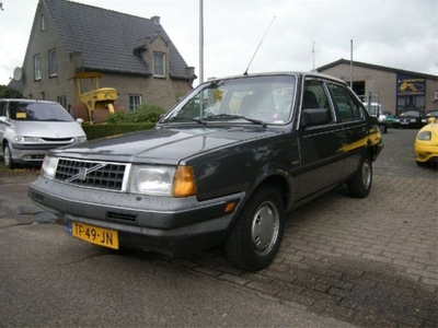 Volvo 340 1.4 GL 4 DEURS SEDAN, AUTOMAAT ZEER MOOIE AUTO !