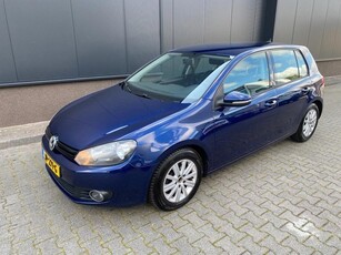 Volkswagen Golf 1.6 TDI BlueMotion met clima en navigatie