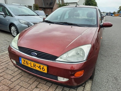 Ford Focus 1.8 16v SEDAN GHIA AIRCO/TREKHAAK! (bj 1999)