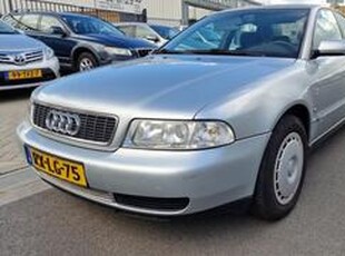 Audi A4 Limousine 2.6 Comfort toerental schommeld