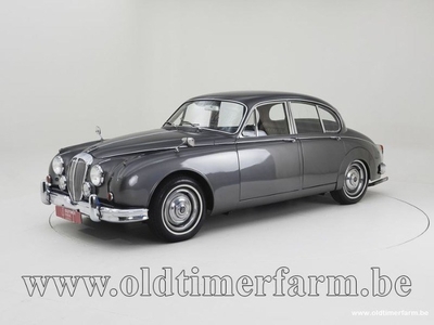 Daimler V8 250 '63 CH42bw