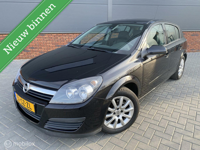 Opel Astra 1.6 Cosmo 2006 5DRS Automaat trekhaak zwart weing km Easytronic super nette auto met nieuwe APK