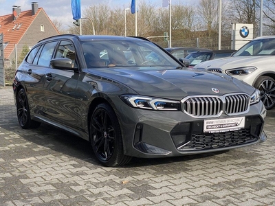 BMW 3 Serie Touring 330e M-SPORT ** LED, HuD, COGNAC LEDER, PANORAMA, TREKH, M-SPORTST, 19-inch LMV ** 1e EIG - UNFALLFREI ** ** INFORMEER OOK NAAR ONZE AANTREKKELIJKE FINANCIAL-LEASE TARIEVEN **