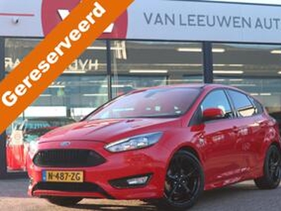 Ford FOCUS 1.0 EcoBoost 141 PK ST Line | Nieuwe APK | Zwarte hemel | Stuur verwarming |