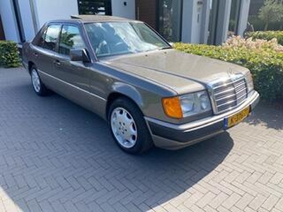 Mercedes-Benz 230 E Nieuwstaat