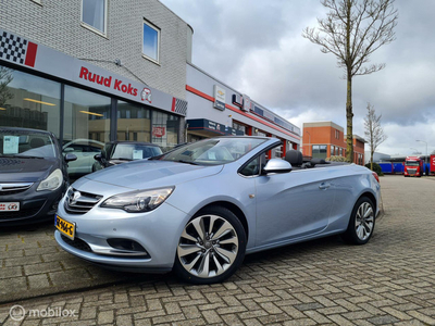 OPEL CASCADA 1.6 TURBO COSMO CABRIO / NL Auto / 200pk / Navigatie / Stoelverwarming / Achteruitrijcamera /