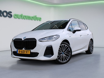 BMW 2 Serie Active Tourer 225e xDrive | VOL! | 360 | H&K | PANO | HUD | STOEL/STUUR VERW |