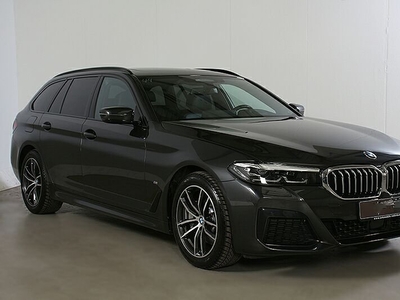 BMW 5 Serie Touring 530iA M-SPORT ** LED, NAVI+, HuD, PANORAMA, ACC, SHADOW, MEMORY, ADAPT. ONDERST. ** Ex. BMW-AG ** ** INFORMEER OOK NAAR ONZE AANTREKKELIJKE FINANCIAL-LEASE TARIEVEN **