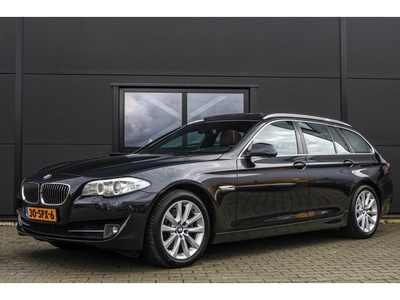 BMW 5-serie Touring 520d PANO - TREKHAAK - LEER - XENON