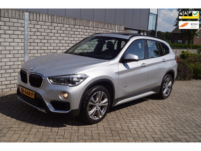 BMW X1 SDrive20i High Executive Sport Line Autom Leder Panodak Navi Camera Head-Up Clima 2x PDC Inparkeersyst LMV Trekhaak NL Auto