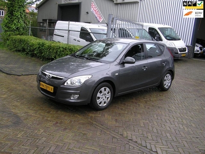 Hyundai I30 1.6i Dynamic nap airco nieuwe apk