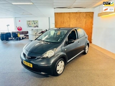 Toyota Aygo 1.0-12V Apk Nieuw,Weinig kilometers,N.A.P,Radio