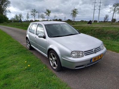 Volkswagen Golf 1.6-16V Highline (bj 2002)