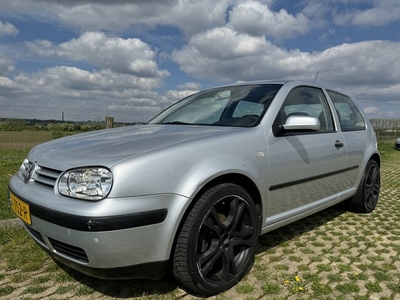 Volkswagen Golf 1.6 Highline (bj 2002, automaat)