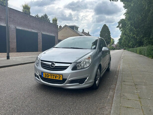 Opel Corsa 1.4-16V Cosmo OPDC uitvoering, AIRCO,STOELVERWARMING,STUURVERWARMING, APK 2025