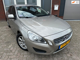 Volvo V60 2.0T Kinetic / 1e Eig / Navi / PDC / Cruise / Keyless / Airco