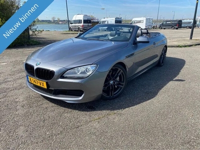 BMW 6-serie Zeer uitgeruste BMW 6 serie cabrio rijdt