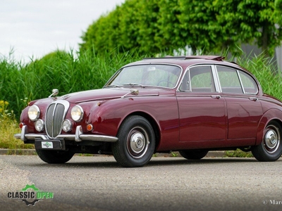 Daimler 250 V8 berline uit 1967