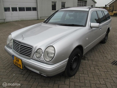 E-klasse Combi 320 Avantgarde 4-Matic , 7 zitter, 125744 km.