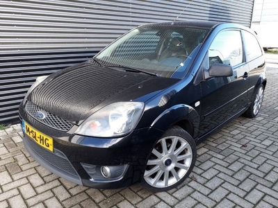 Ford Fiesta 2.0-16V ST 150PK zomer en winterbanden. Veel