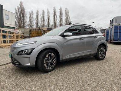 Hyundai KONA 204 pk EV Premium Sky 64 kWh Auto is zo goed