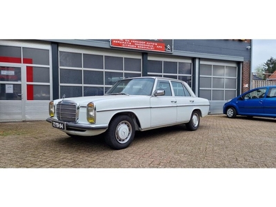 Mercedes-Benz 200-280 (W115) 230