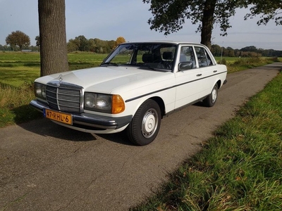 Mercedes-Benz 200-280 (W123) 200