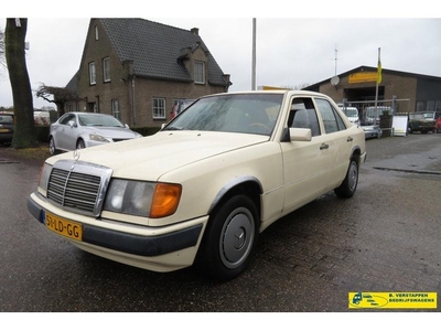 Mercedes-Benz 200-SERIE 200 D sedan. prijs is een vaste