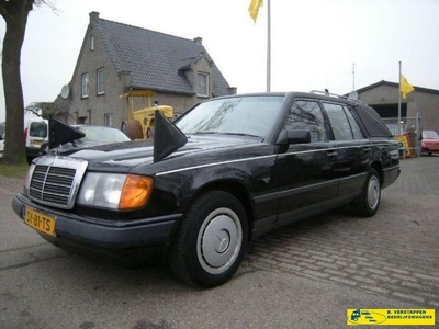 Mercedes-Benz 200-serie 200 D VERLENGD BEGRAFENISAUTO