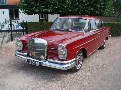 Mercedes-Benz 200-serie 220 B 