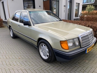 Mercedes-Benz 200-SERIE 230 E Automaat nieuwe APK Oldtimer