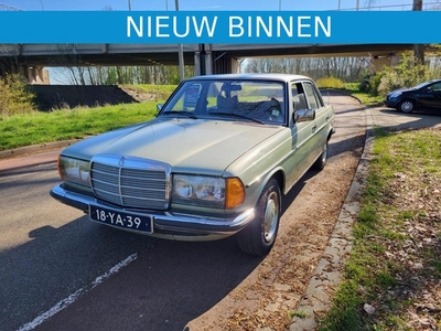 Mercedes-Benz 280 AUTOMATIC Auto heeft lang buiten gestaan