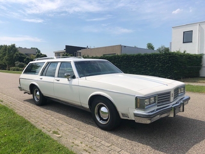 Oldsmobile 88 station Big White (bj 1985, automaat)