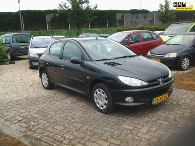 Peugeot 206 1.4 Forever Zeerlux,s met trekhaak.