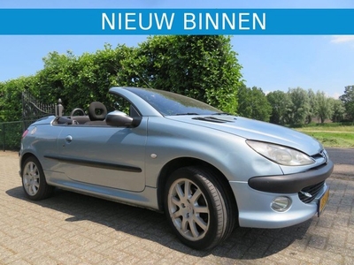 Peugeot 206 2.0i 136pk Cabrio met Airco en Vele Opties !