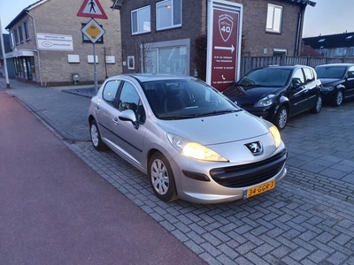 Peugeot 207 XT 1.6 HDi 16V 90pk rijd super!