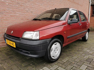 Renault Clio 1.4 RN (bj 1995, automaat)