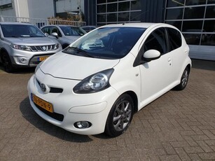 Toyota Aygo 1.0-12V Dynamic Navigator (bj 2011)