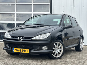 Peugeot 206 1.6-16V Air-line 110pk | 5-Deurs | Airco | Radio-CD | 16 inch LMV | Trekhaak | Leuke auto!