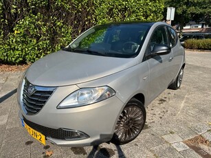 Lancia Ypsilon MET NAVIGATIE, PARK SENS, AIRCO & JAAR