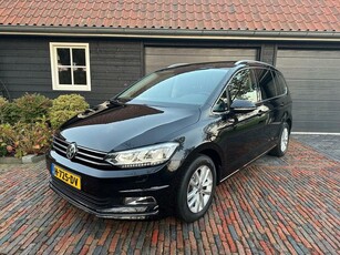 Volkswagen Touran 1.4 TSI Connected Ser. 7p Pano/NAVI/Trekh