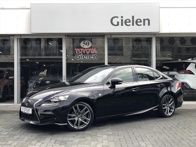 Lexus IS Benzine