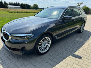 BMW 5 Serie Touring 530e ** LED, LEDER, NAVI+, LIFE COCKPIT+, PARK-ASS, 18-inch LMV ** 1e EIG - Slechts 19.991km. ** ** INFORMEER OOK NAAR ONZE AANTREKKELIJKE FINANCIAL-LEASE TARIEVEN **