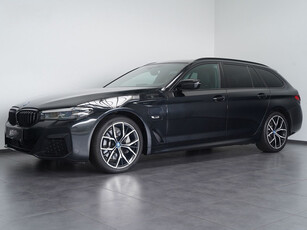 BMW 5 Serie Touring 530e xDrive M-SPORT ** LED, LEDER, PANORAMA, COCKPIT PROF, 19-inch LMV ** 1e EIG - UNFALLFREI - BMW GAR ** * INFORMEER OOK NAAR ONZE AANTREKKELIJKE FINANCIAL-LEASE TARIEVEN **