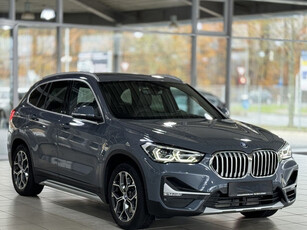 BMW X1 xDrive25e xLine ** LED, NAVI+, MOKKA LEDER, PANORAMA, TREKH, HuD, SPIEGEL-PACK ** 1e EIG - UNFALLFREI ** ** INFORMEER OOK NAAR ONZE AANTREKKELIJKE FINANCIAL-LEASE TARIEVEN **