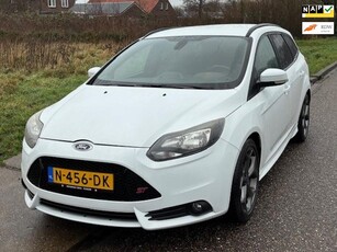 Ford Focus Wagon 2.0 EcoBoost ST-2 (250 PK!) ECC Audio/CD