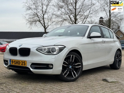 BMW 1-serie 118i Executive NAVI KEY LESS GO NAP PARELMOER WIT