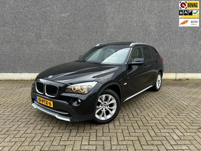 BMW X1 SDrive18i Executive | AUTOMAAT | PANO | TREKHAAK | NAVI | LEDER | BLUETOOTH | AUX | STOELVERW | APK BIJ AFLEVERING | TOPPER